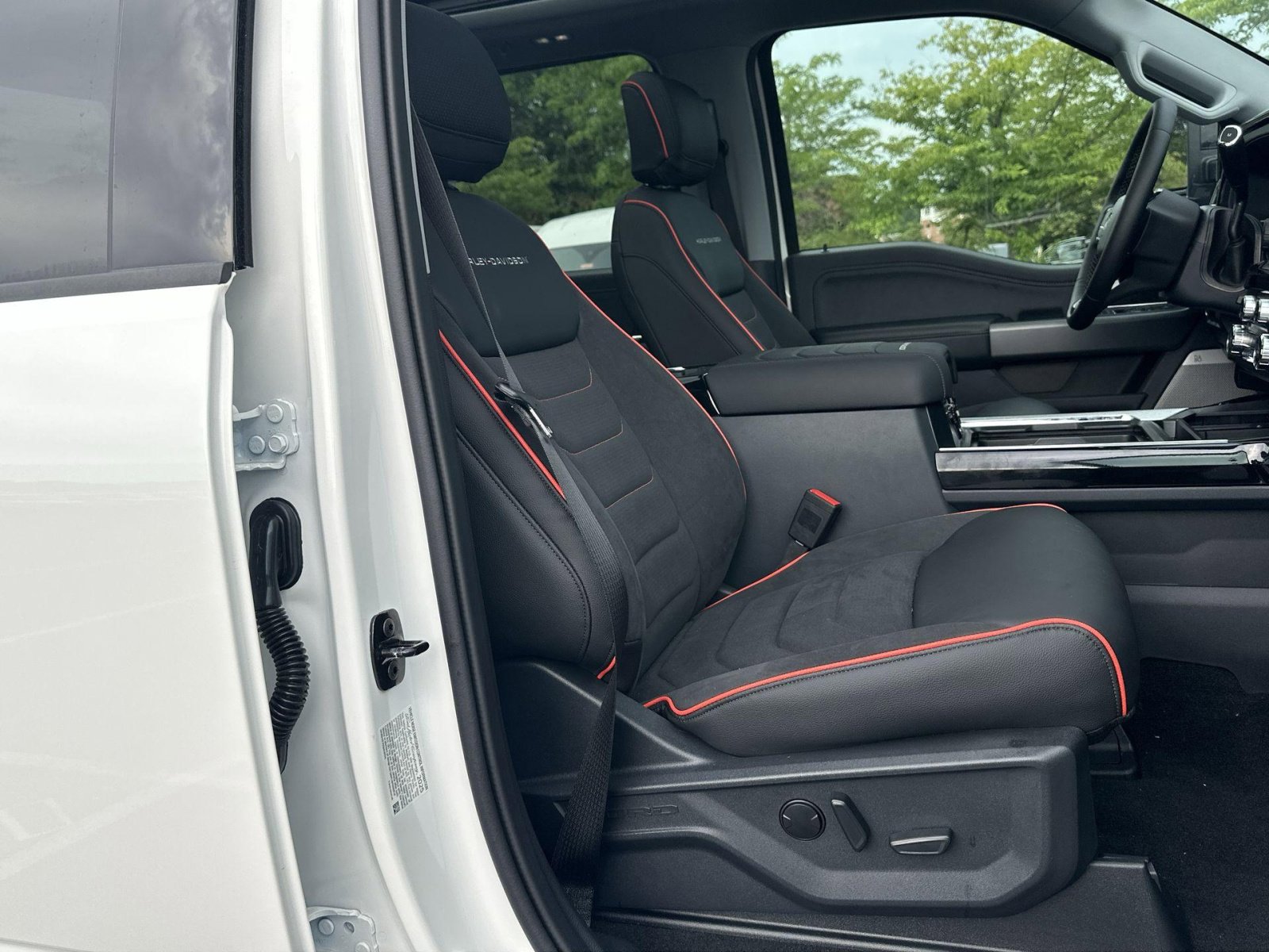 New 2025 Ford F250 Lariat w/ Lariat Ultimate Package AWD/4WD image 35