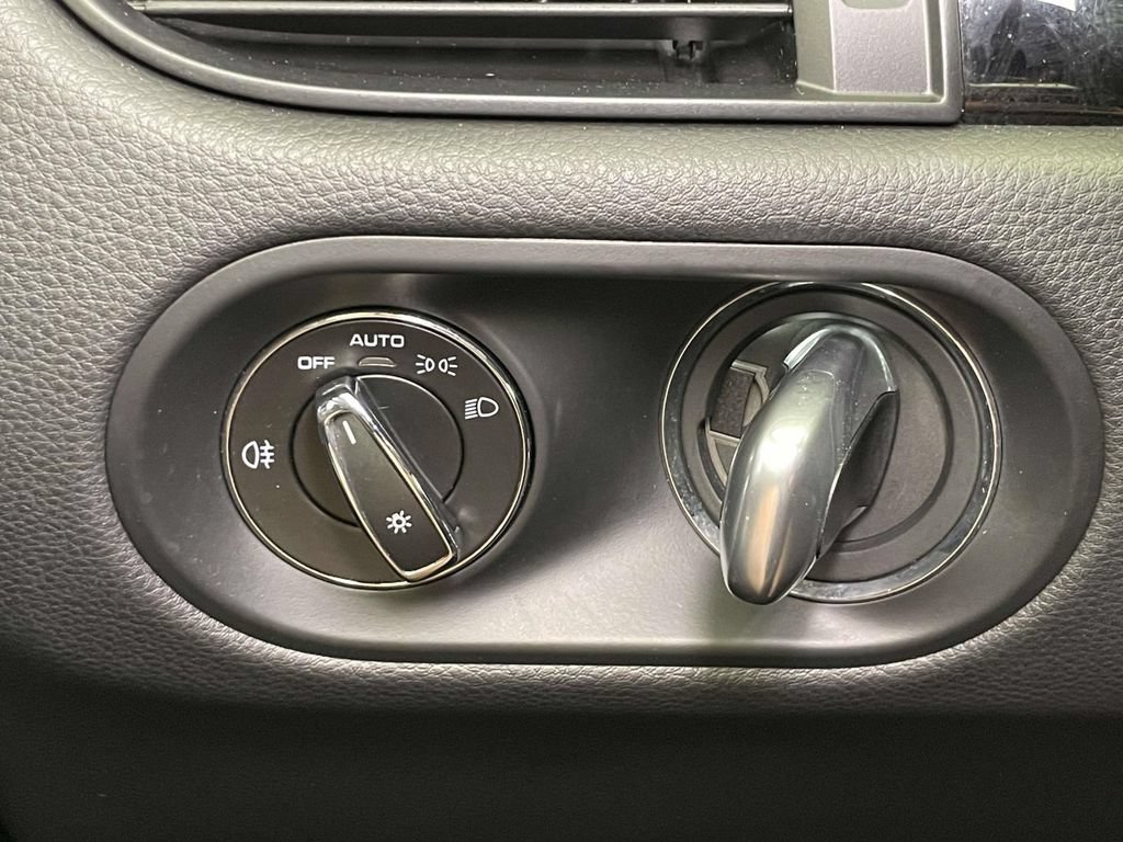 Certified 2023 Porsche Macan AWD/4WD image 43