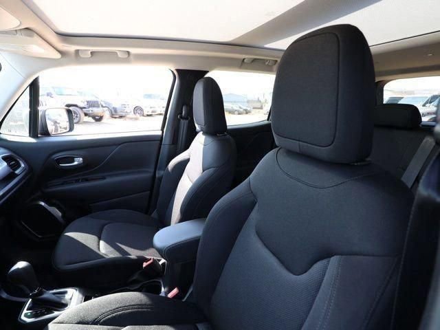 Used 2023 Jeep Renegade Latitude w/ Sun & Fun Group image 15