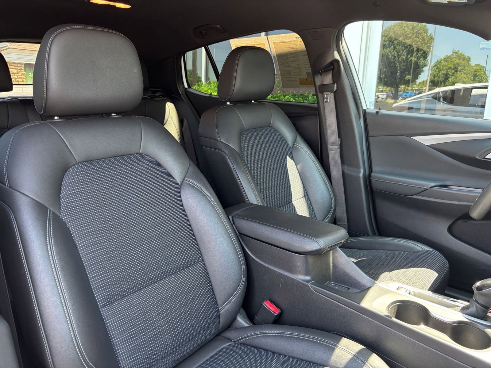 Used 2025 Buick Envista Preferred FWD image 35