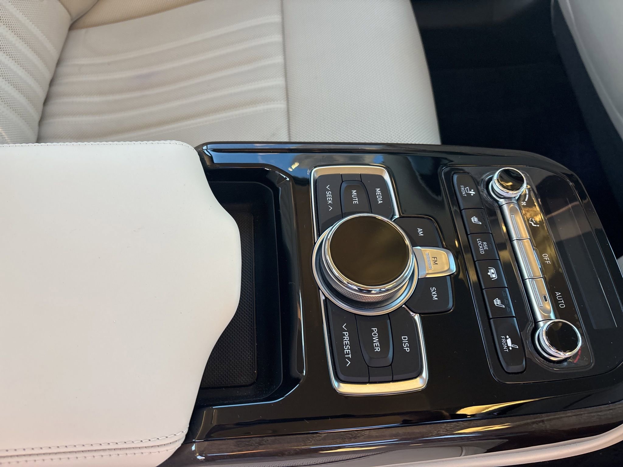 Used 2018 Genesis G90 3.3T Premium image 21