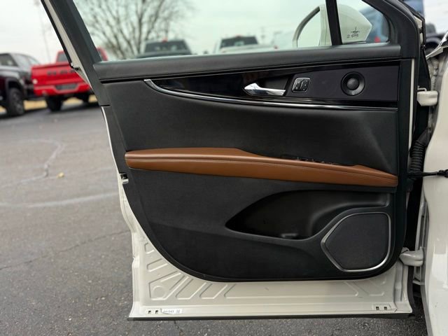 Used 2022 Lincoln Nautilus Reserve w/ Luxury Package image 12