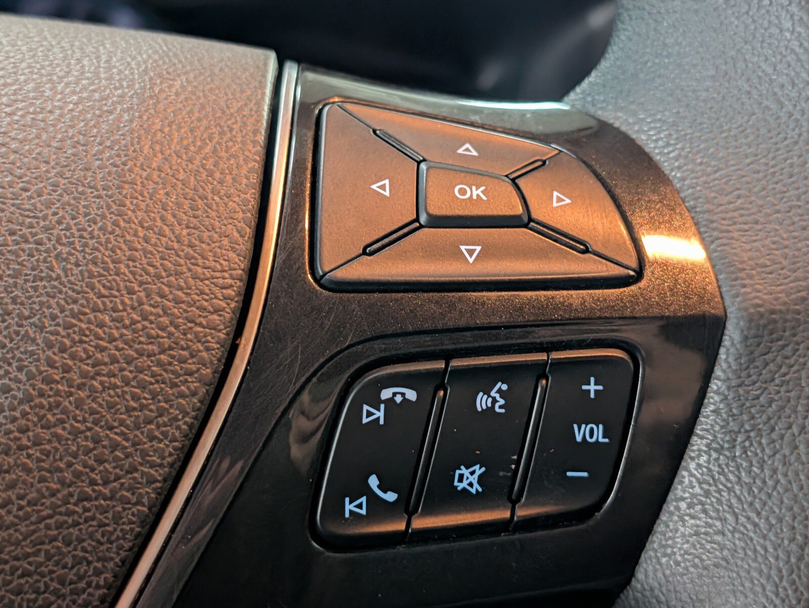 Used 2019 Ford Explorer Limited w/ Ford Safe & Smart Package AWD/4WD image 21
