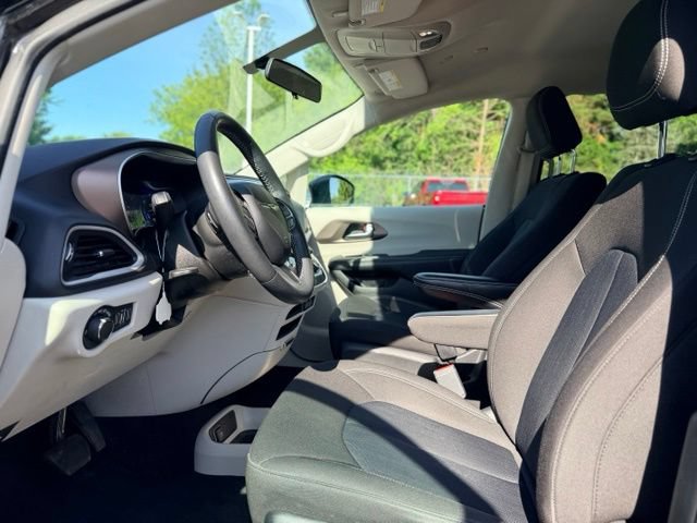 Used 2022 Chrysler Voyager LX FWD image 6