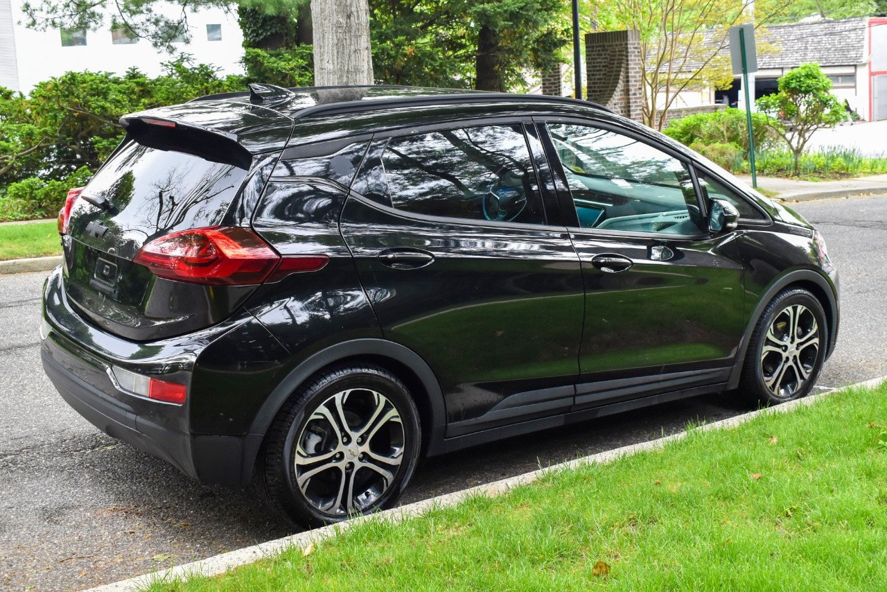 Used 2020 Chevrolet Bolt Premier w/ Infotainment Package FWD image 9