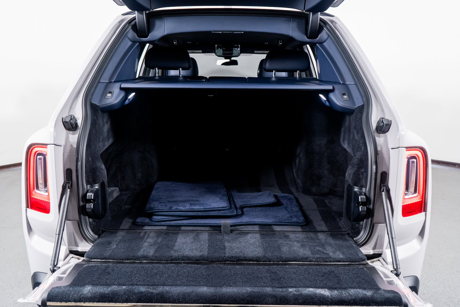 Used 2023 Rolls-Royce Cullinan image 51