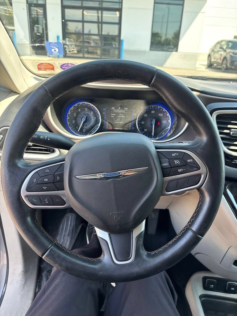 Used 2017 Chrysler Pacifica Touring-L FWD image 26