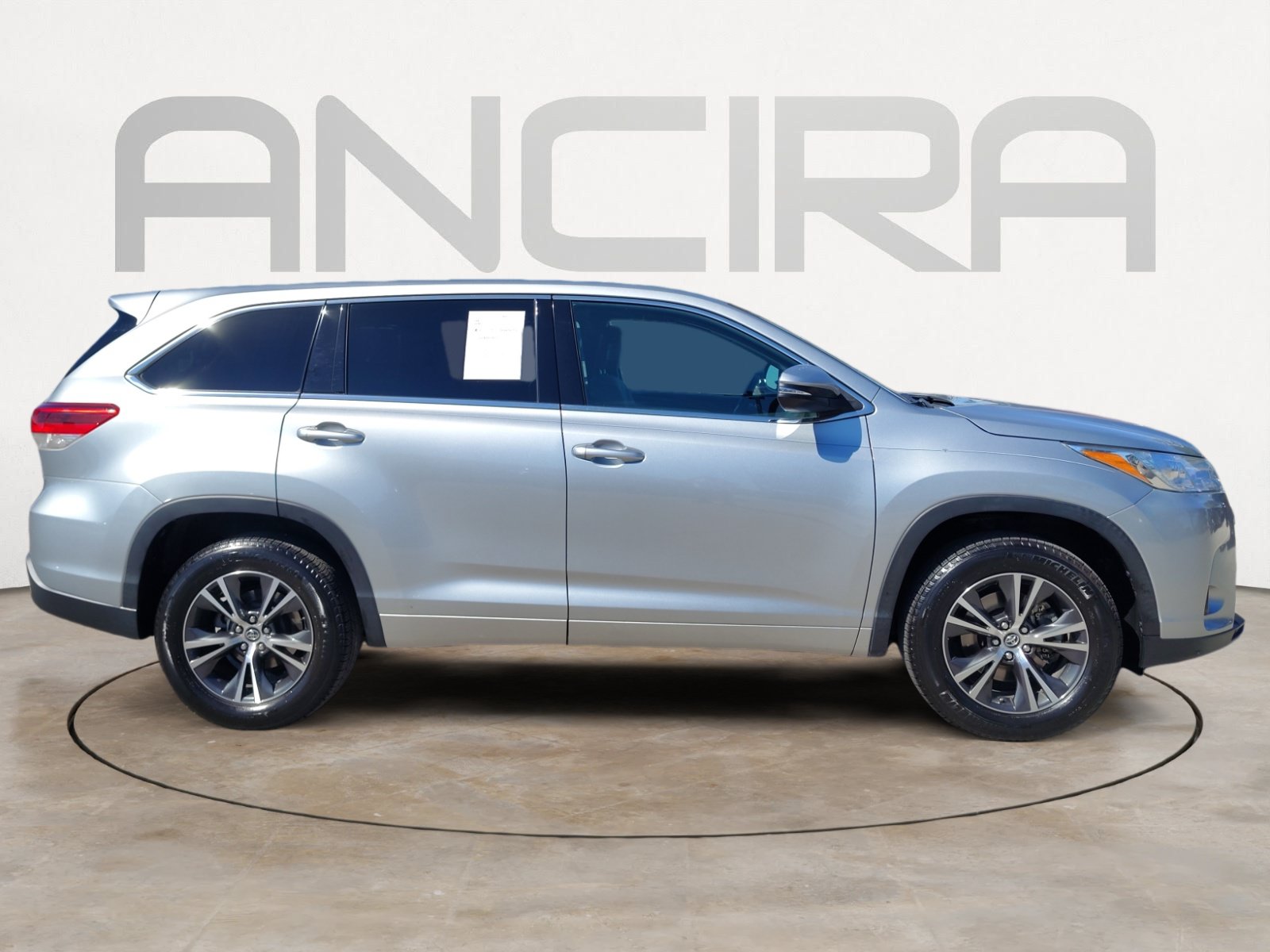 Used 2017 Toyota Highlander LE FWD image 12
