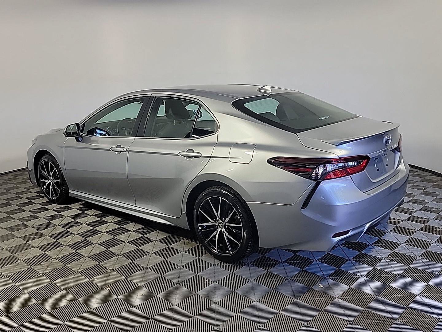 Used 2022 Toyota Camry SE FWD image 9
