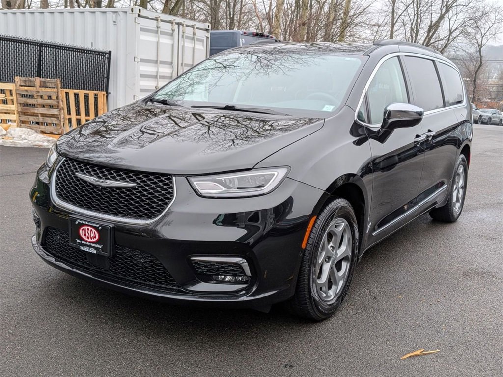 Used 2022 Chrysler Pacifica Limited w/ Uconnect Theater Family Group image 11