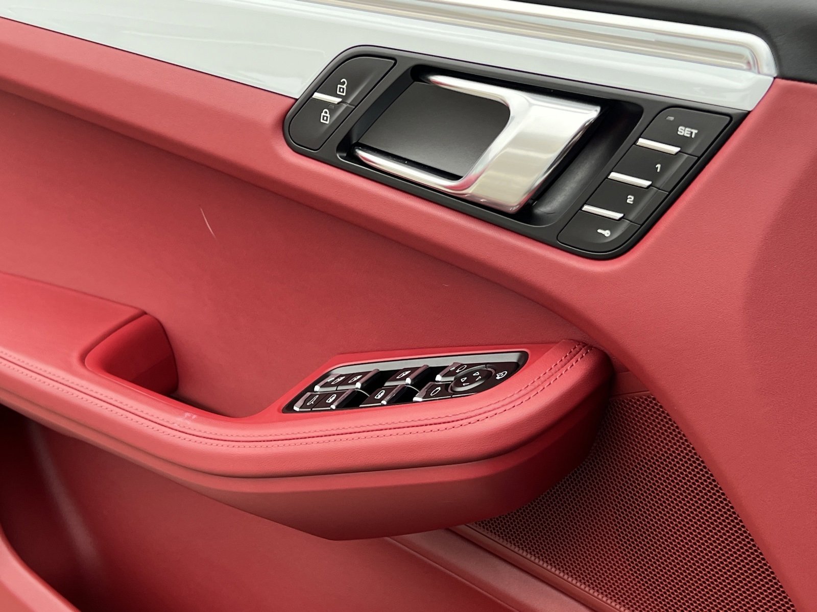 Certified 2025 Porsche Macan image 31