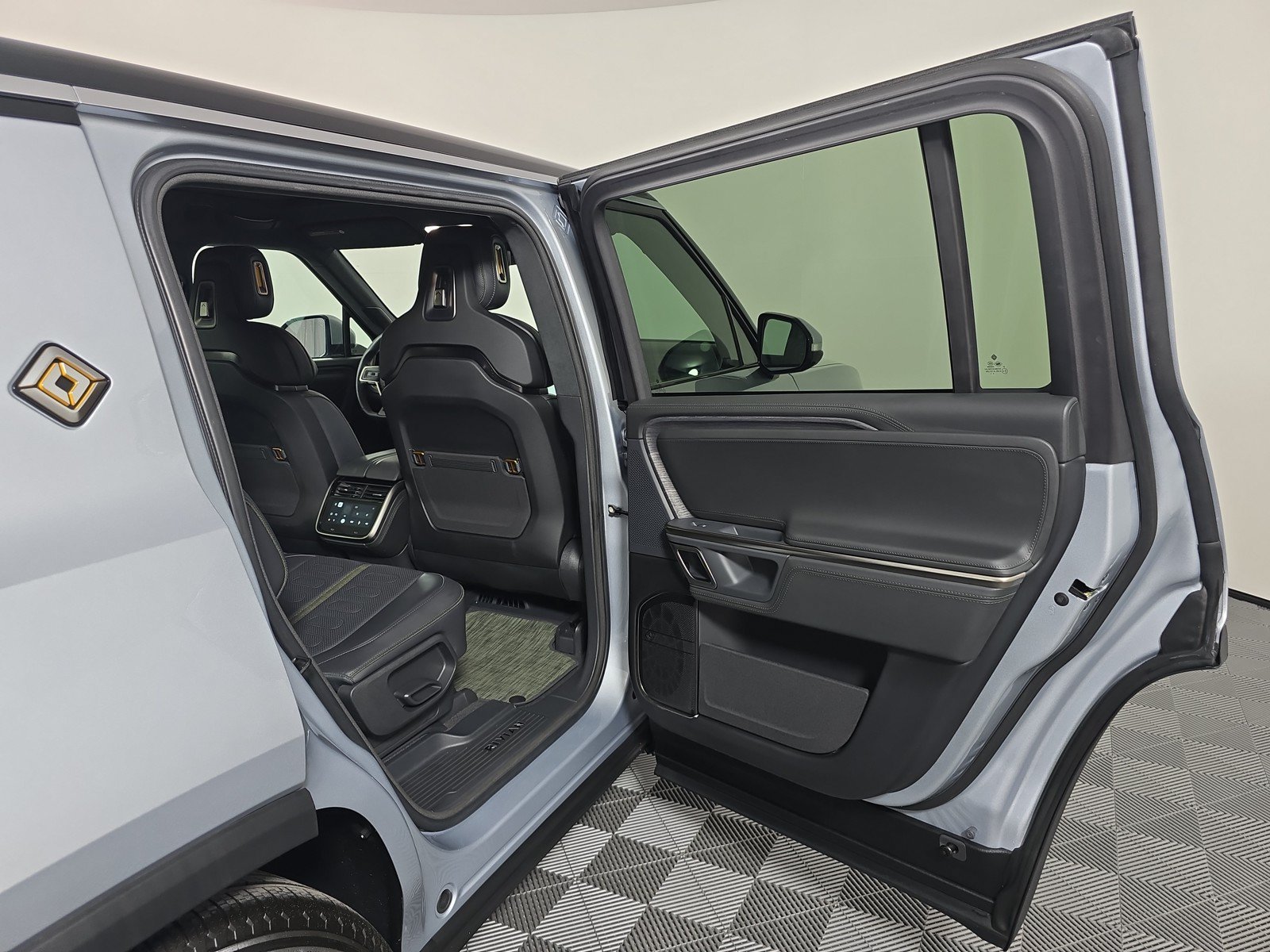 Used 2024 Rivian R1S Adventure AWD/4WD image 19