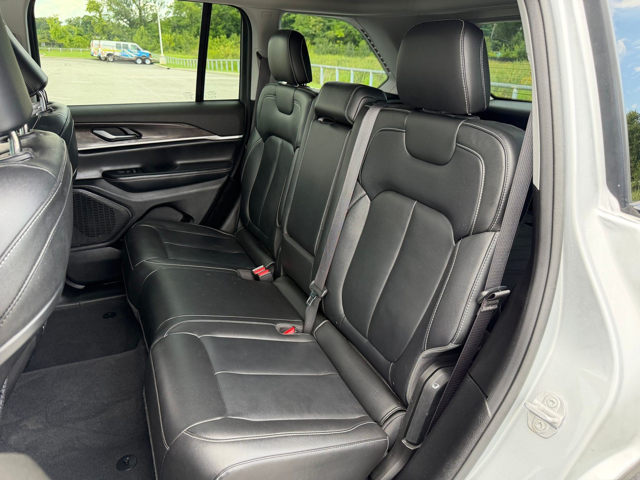 Used 2023 Jeep Grand Cherokee Limited w/ Black Appearance Package RWD image 21