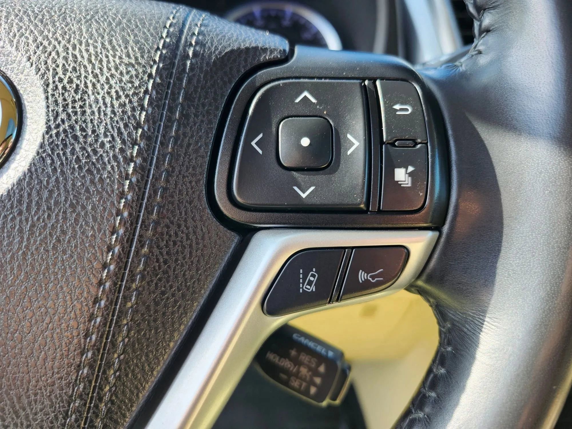 Used 2019 Toyota Highlander XLE AWD/4WD image 18