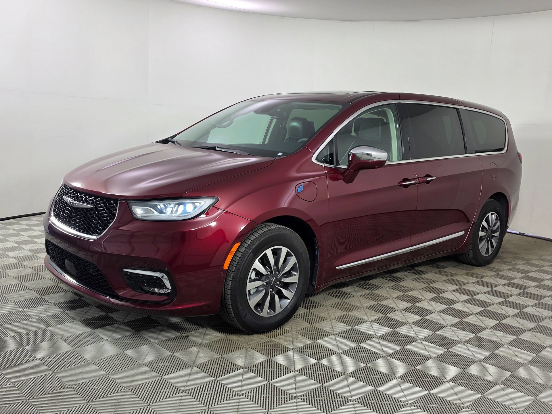 Used 2022 Chrysler Pacifica Limited w/ Uconnect Theater Family Group FWD image 3