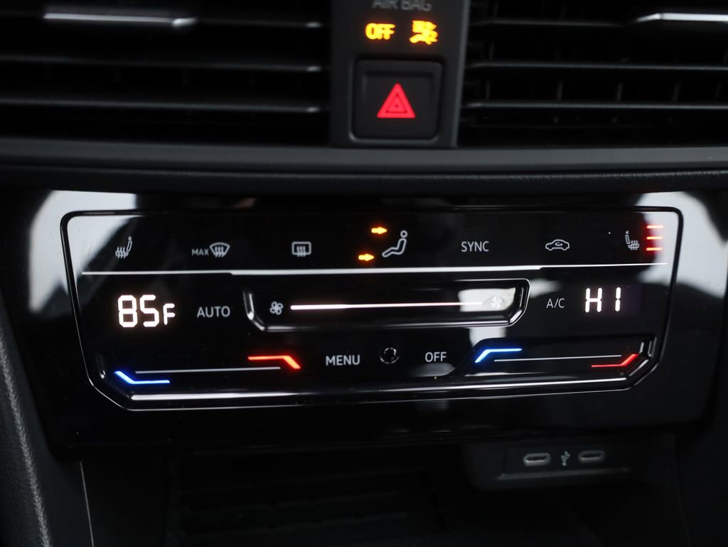 Used 2025 Volkswagen Jetta SE w/ Sunroof Package image 30