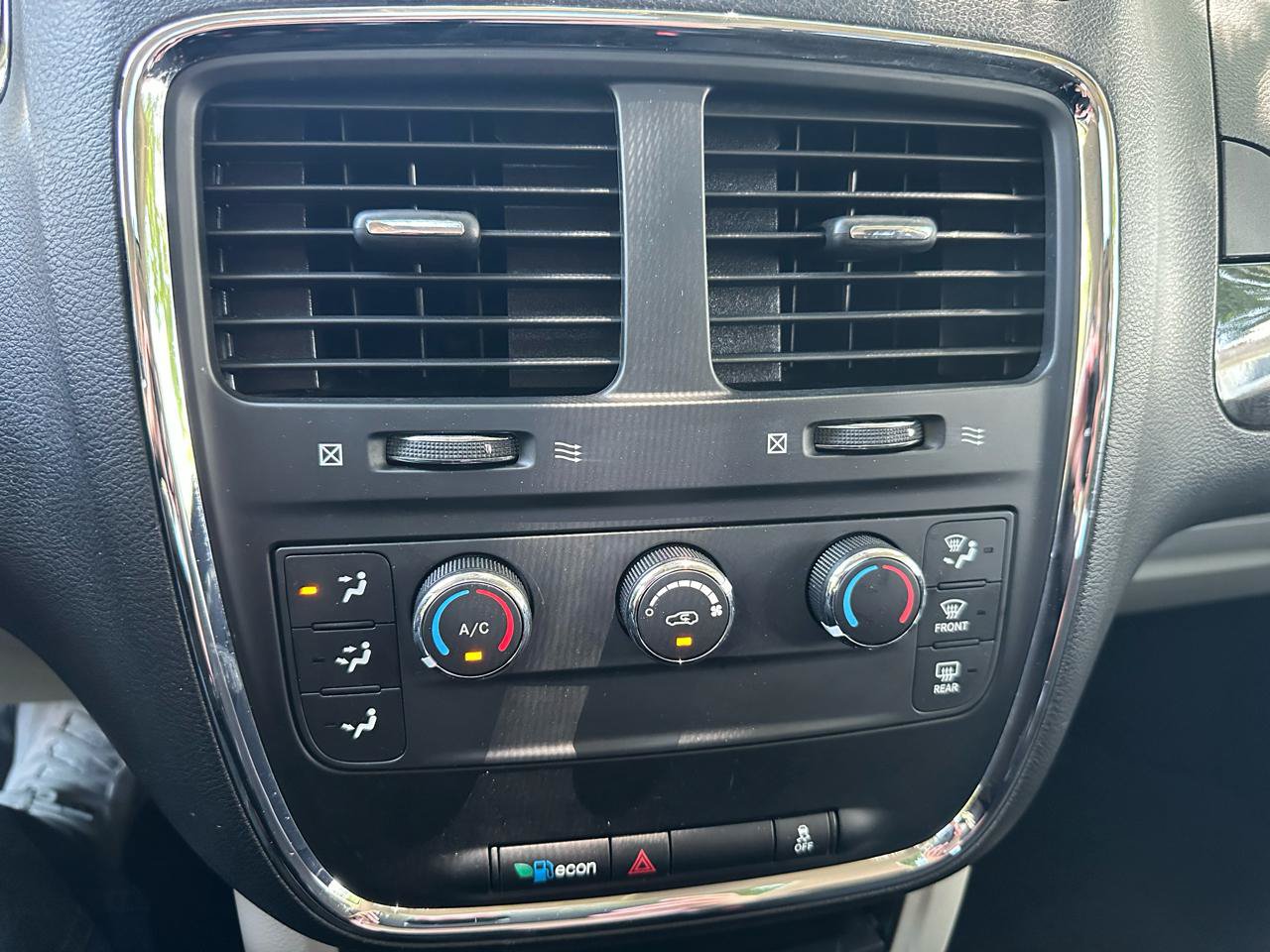 Used 2015 Dodge Grand Caravan American Value Package w/ UConnect Hands-Free Group FWD image 17