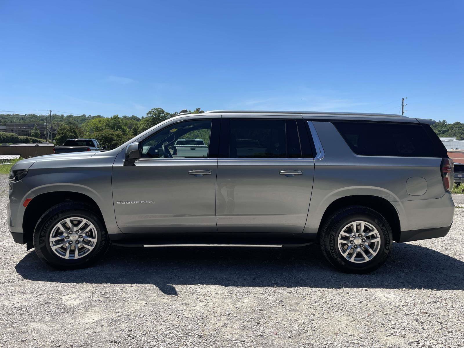 Used 2023 Chevrolet Suburban LT RWD image 23
