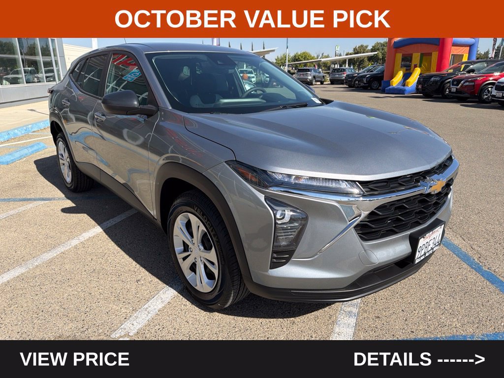 Used 2025 Chevrolet Trax LS w/ Driver Confidence Package FWD image 3