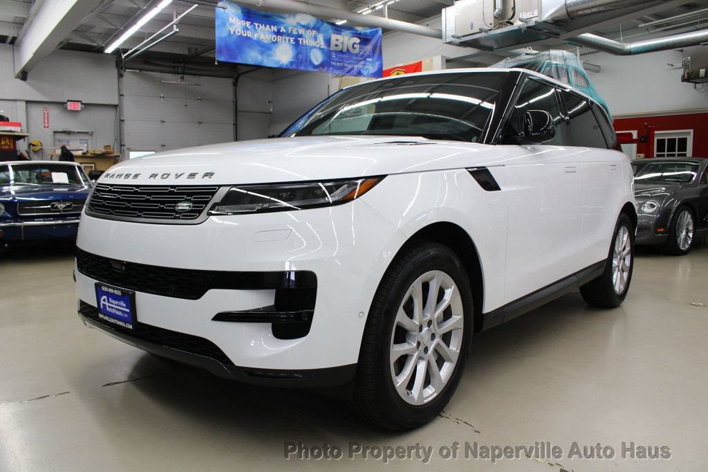 Used 2025 Land Rover Range Rover Sport SE AWD/4WD image 2