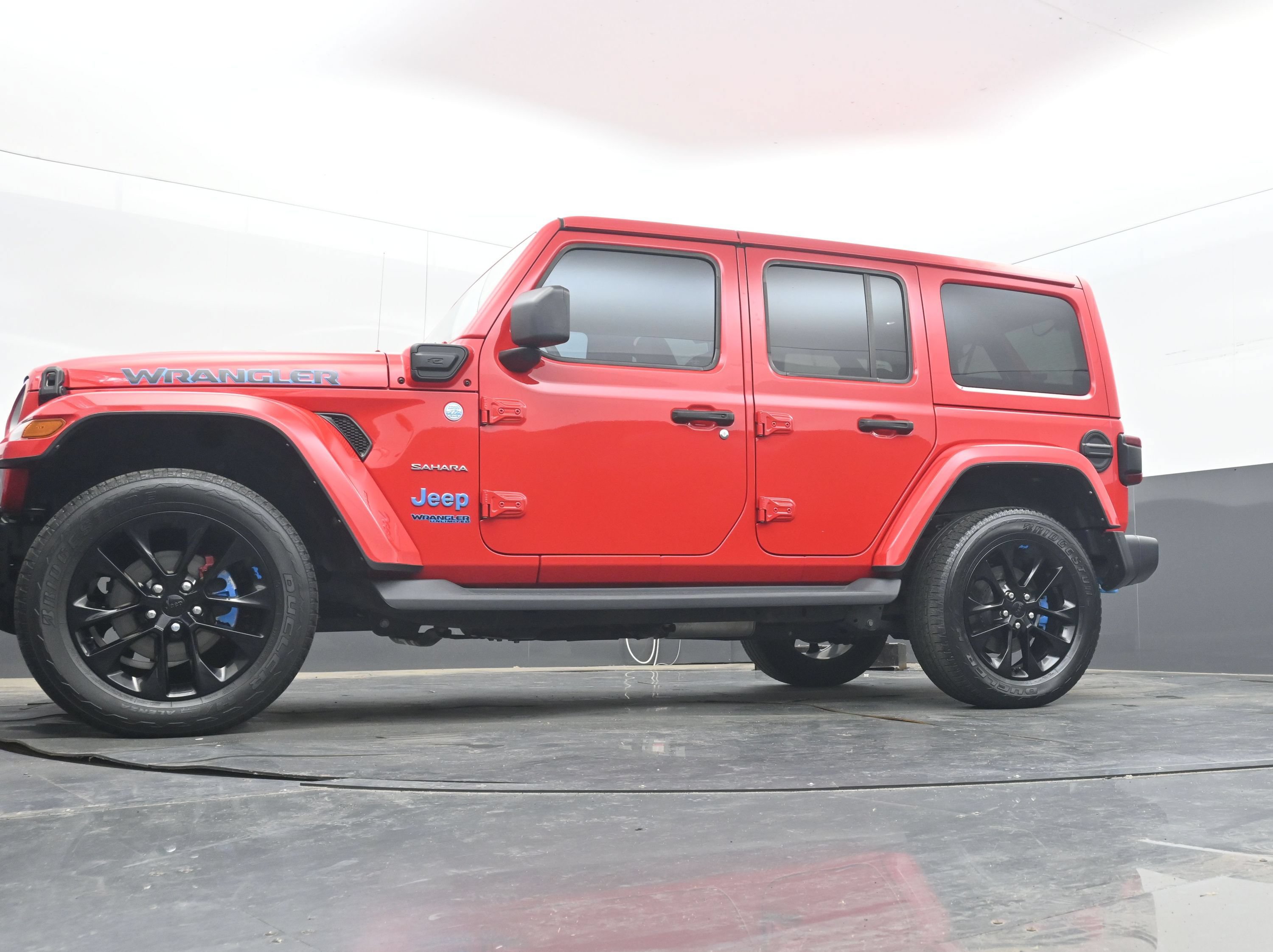 Used 2022 Jeep Wrangler Unlimited Sahara w/ Cold Weather Group AWD/4WD image 27