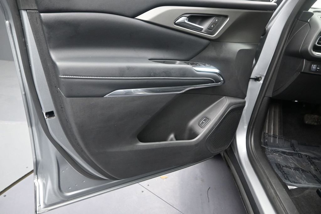Used 2025 Chevrolet Traverse LT FWD image 11