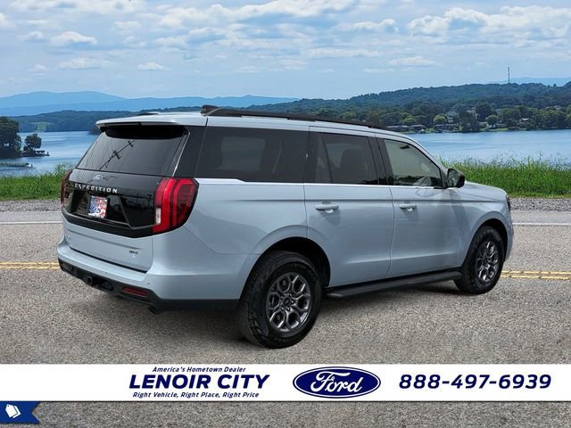 Used 2025 Ford Expedition Active RWD image 3