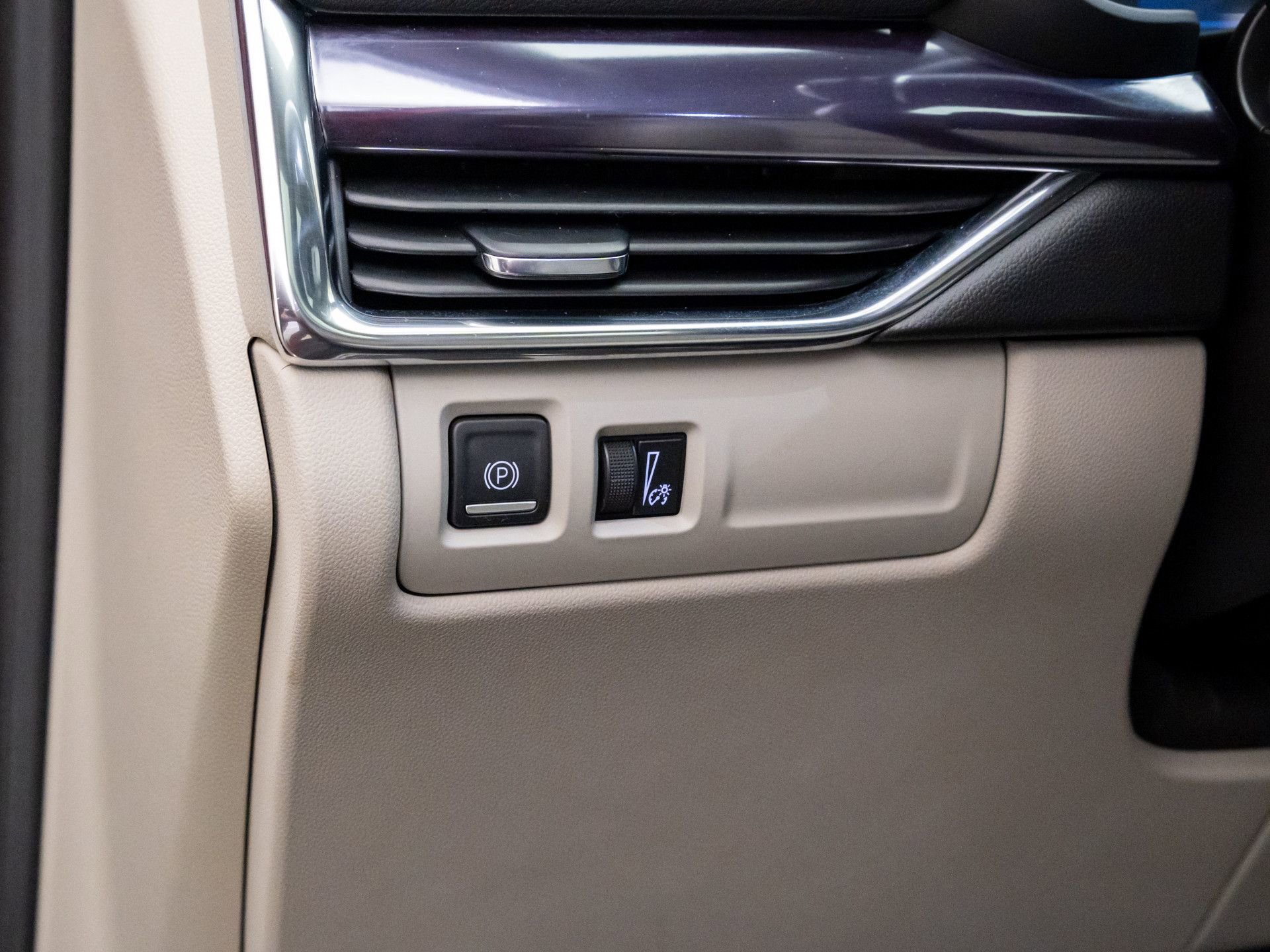 Certified 2023 Cadillac XT4 Luxury w/ Cold Weather Package image 23