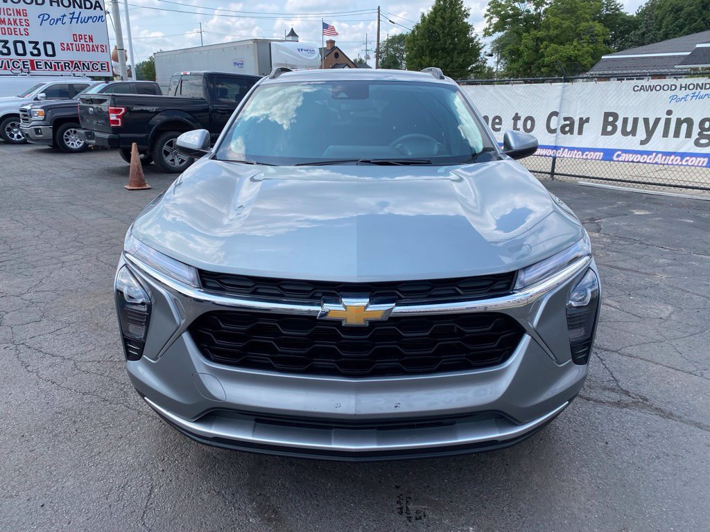 Used 2025 Chevrolet Trax LT FWD image 8