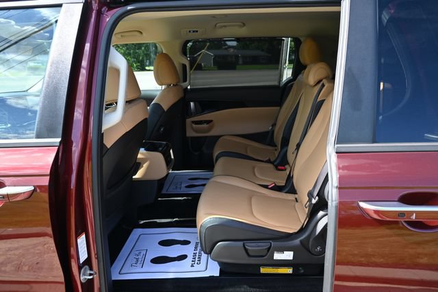 Used 2022 Kia Carnival EX FWD image 25