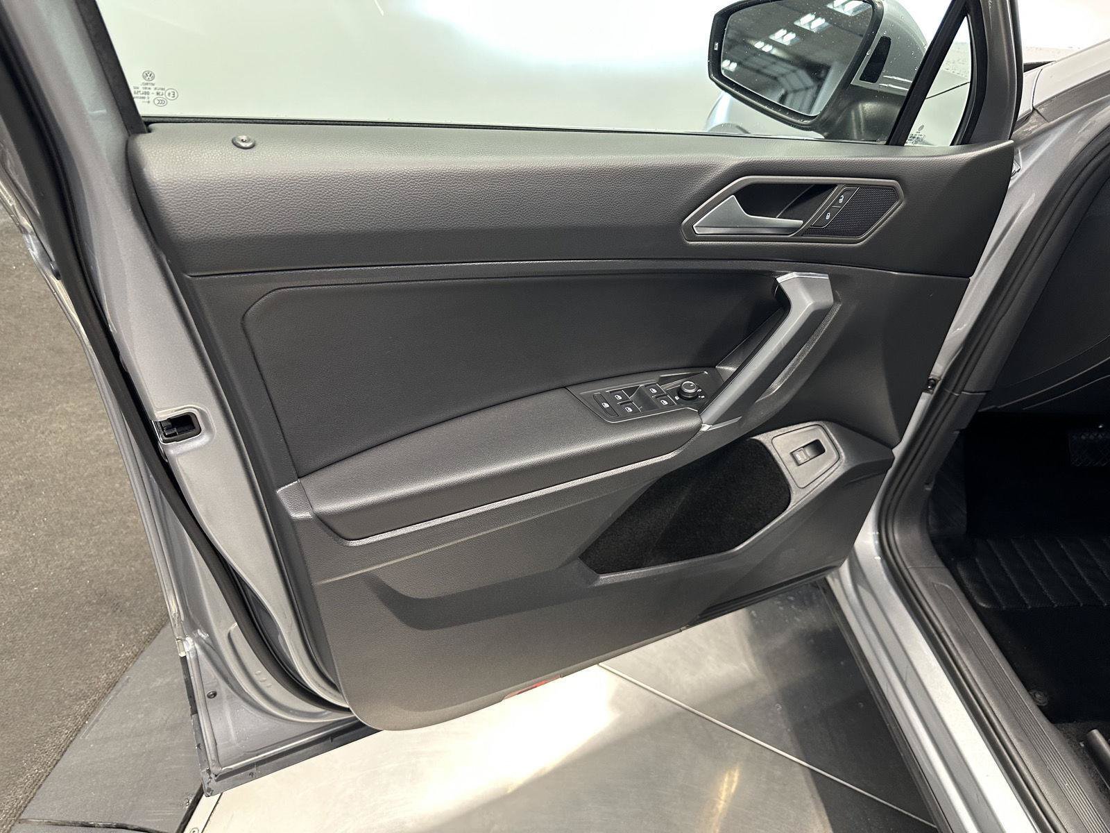 Used 2020 Volkswagen Tiguan SEL AWD/4WD image 13