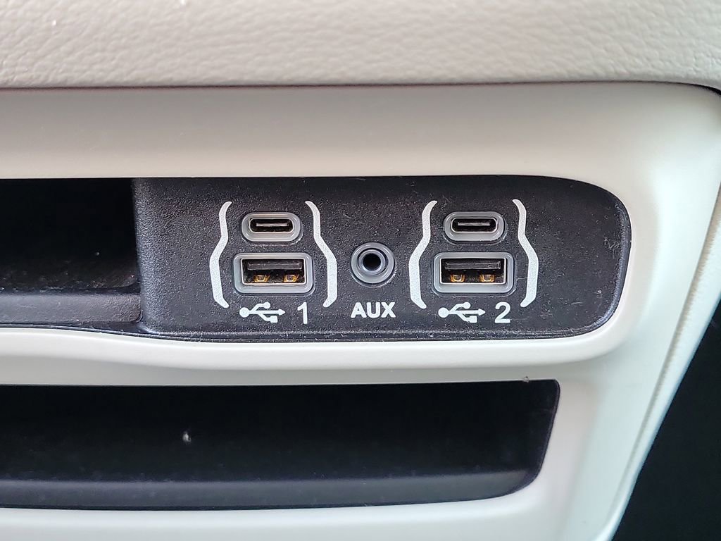 Certified 2023 Chrysler Pacifica Touring-L image 9