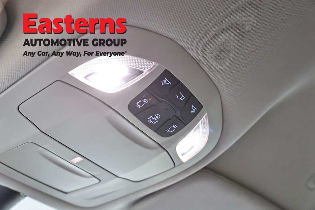 Used 2023 Chrysler Pacifica Touring-L FWD image 21