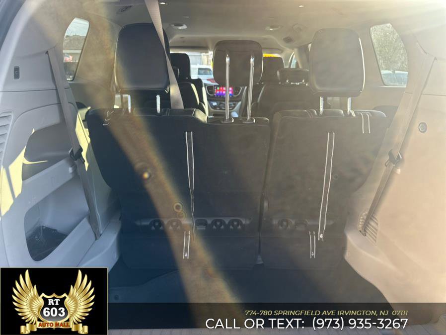Used 2024 Chrysler Pacifica Touring-L image 9