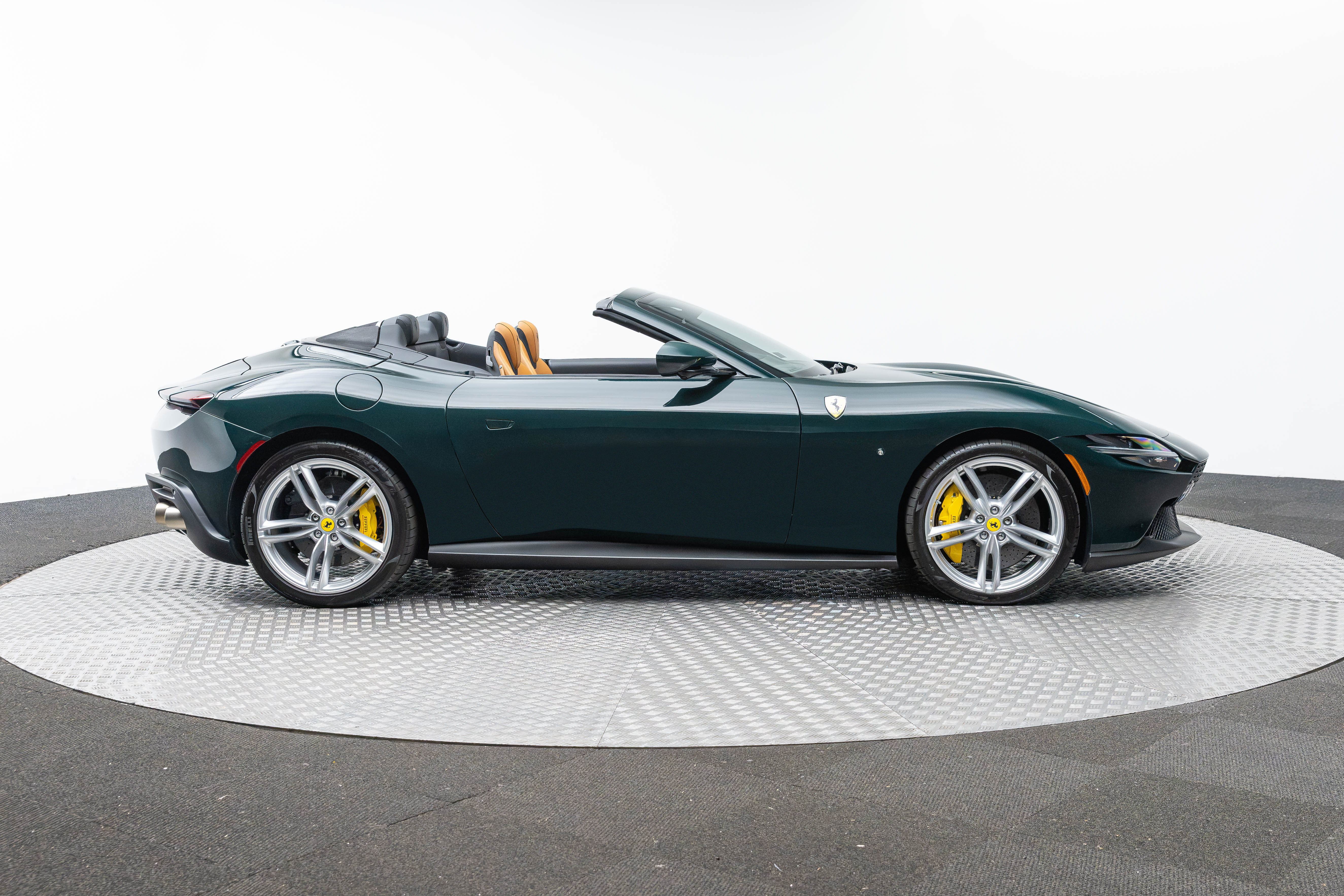 Certified 2025 Ferrari Roma Spider RWD image 9