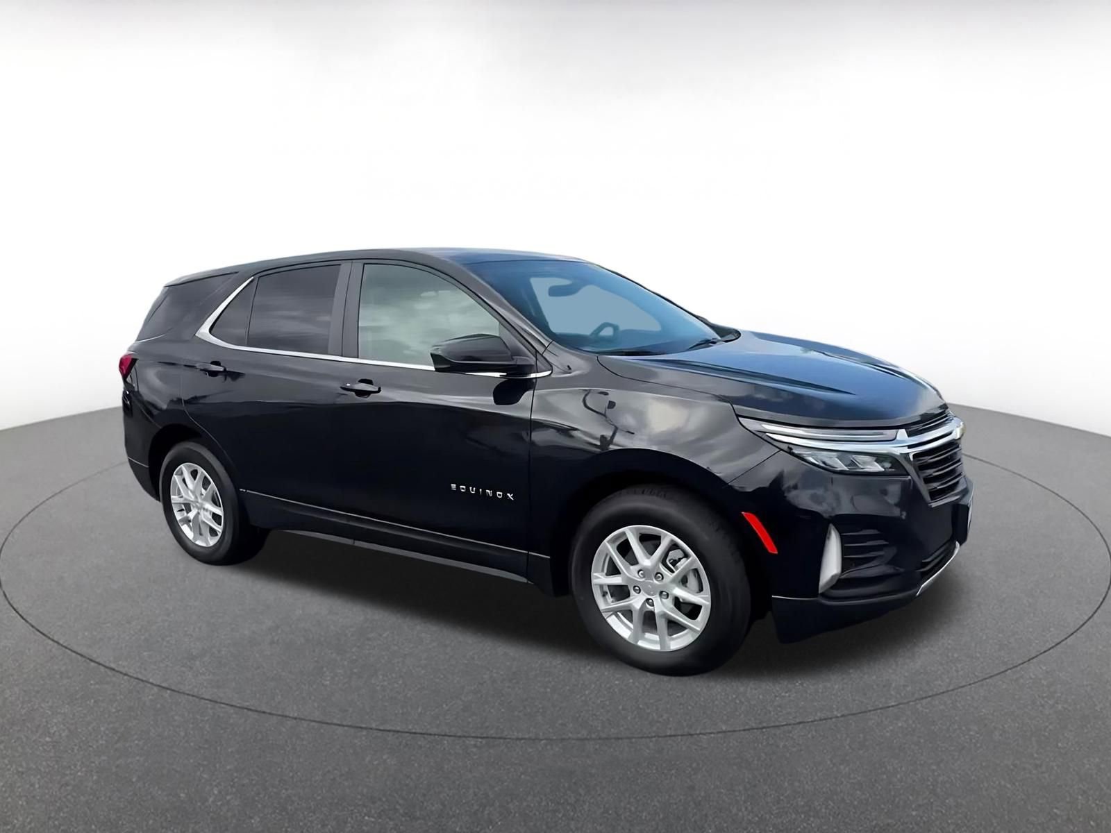 Used 2024 Chevrolet Equinox LT FWD image 2