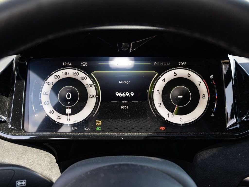 Used 2025 Aston Martin V8 Vantage Coupe image 29