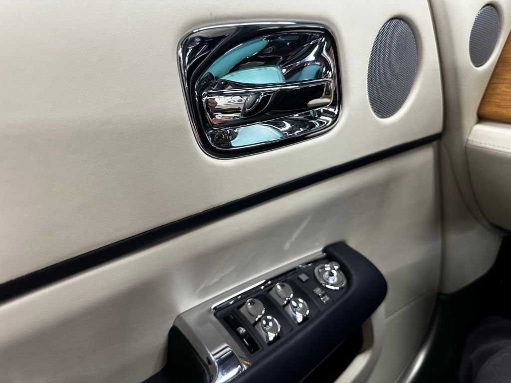 Used 2020 Rolls-Royce Dawn image 38