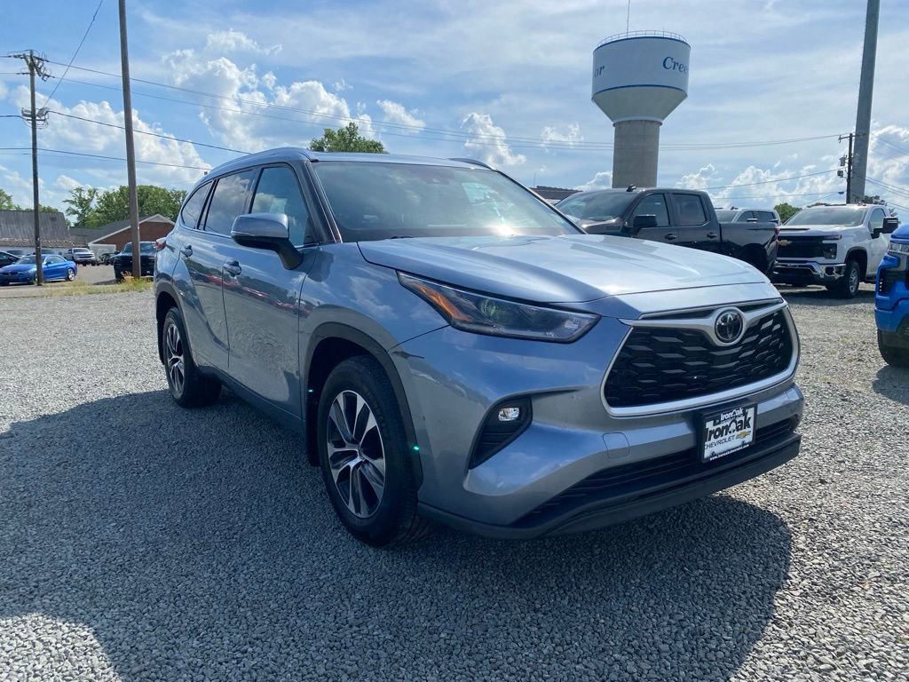 Used 2021 Toyota Highlander XLE AWD/4WD image 9