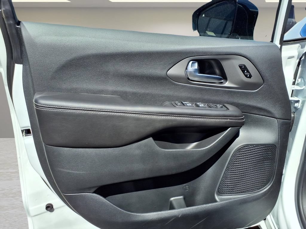 New 2027 Chrysler Pacifica Select AWD/4WD image 15