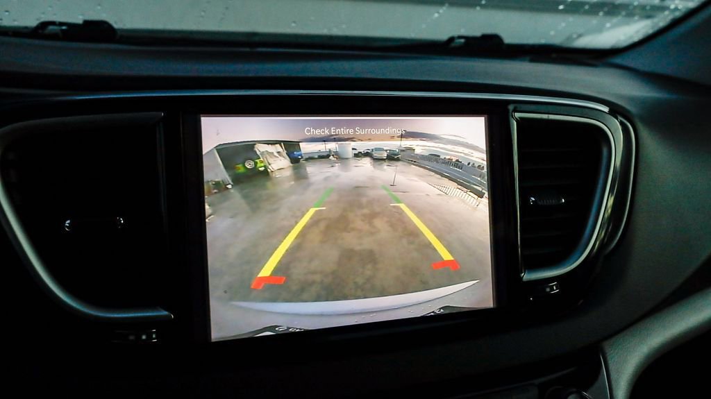 Certified 2024 Chrysler Pacifica Touring-L image 29