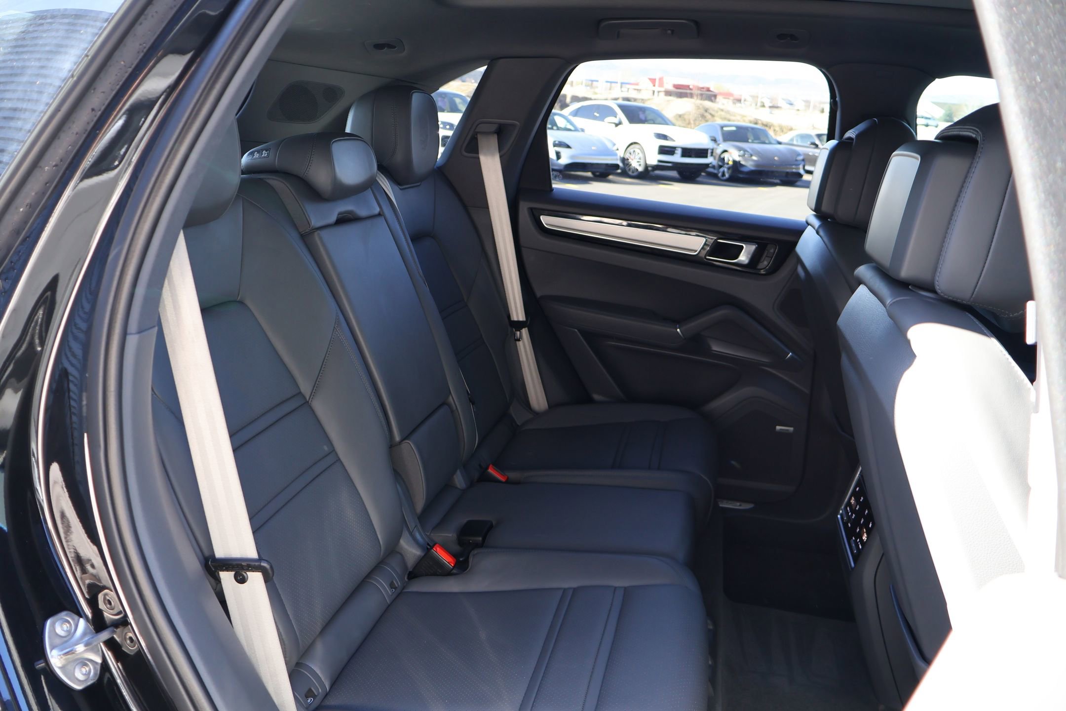 Certified 2023 Porsche Cayenne Platinum Edition image 25