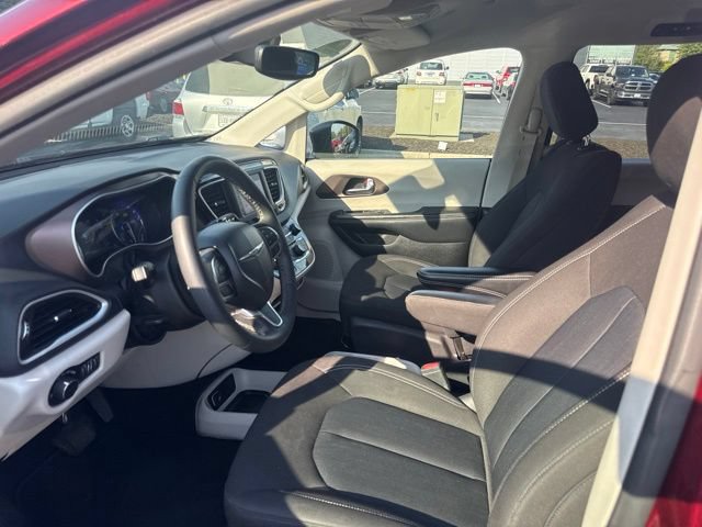 Used 2023 Chrysler Voyager LX FWD image 10