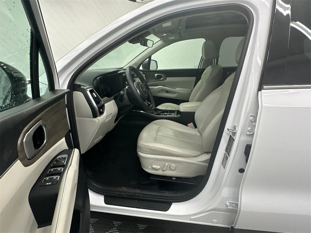 Used 2022 Kia Sorento EX w/ Panoramic Sunroof Package image 9