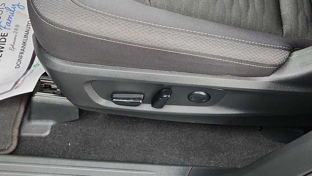 Used 2025 Nissan Pathfinder SV image 16