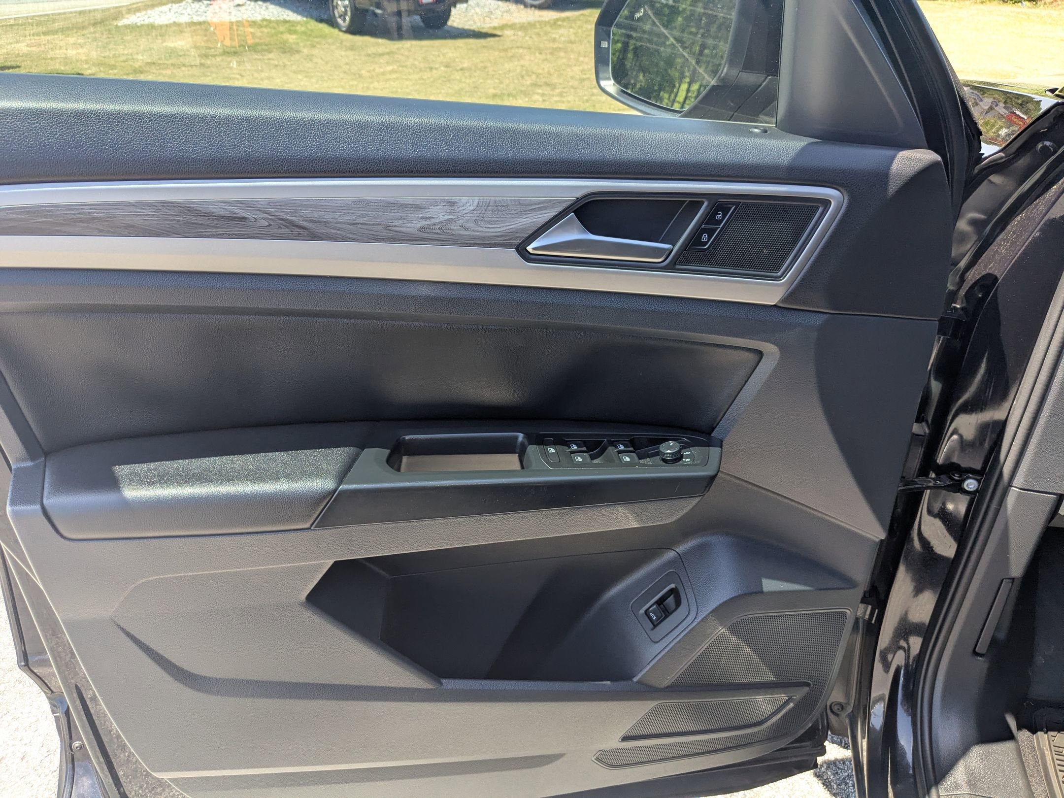 Used 2020 Volkswagen Atlas Cross Sport SE w/ Towing Package image 11