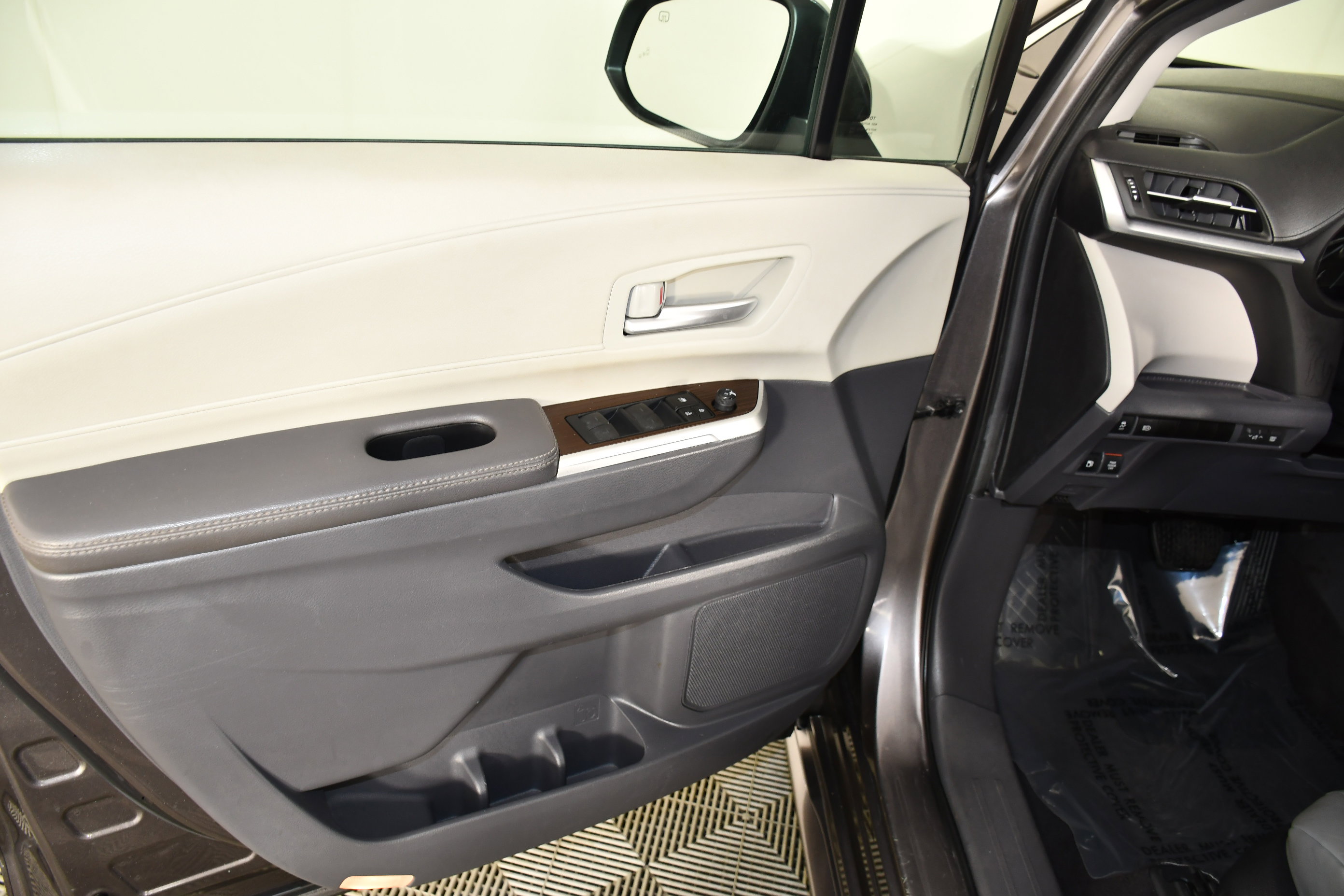 Used 2024 Toyota Sienna XLE image 35