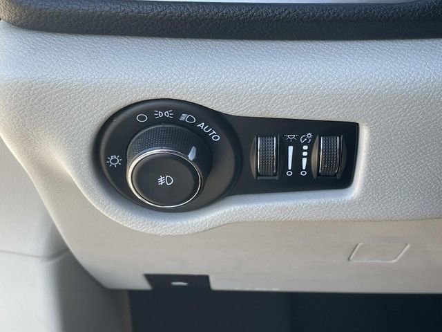 Used 2023 Chrysler Pacifica Limited image 18