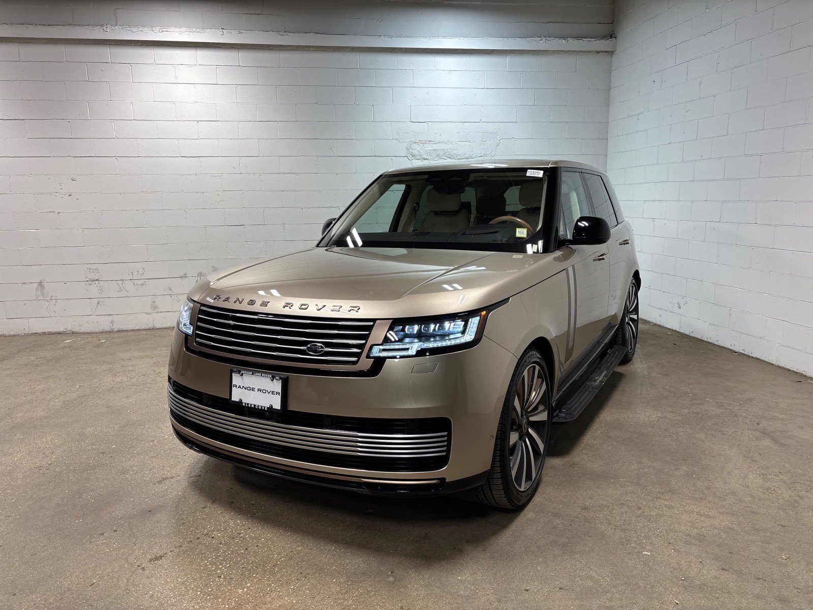 Used 2023 Land Rover Range Rover SV AWD/4WD image 2
