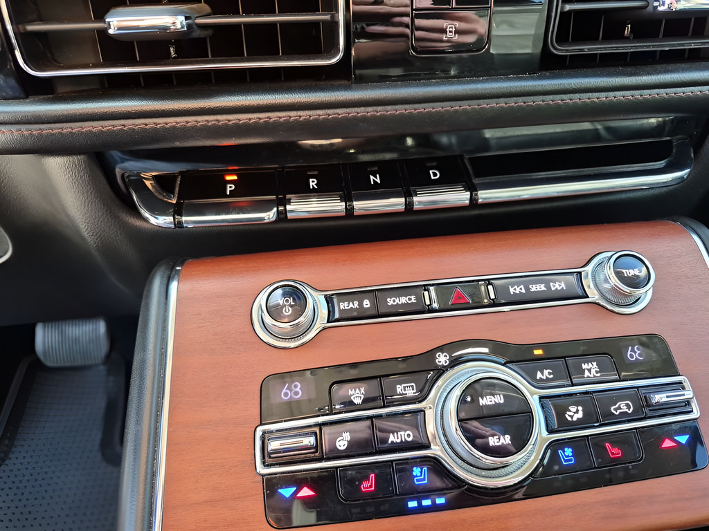 Used 2020 Lincoln Aviator Reserve w/ Equipment Group 201A RWD image 34